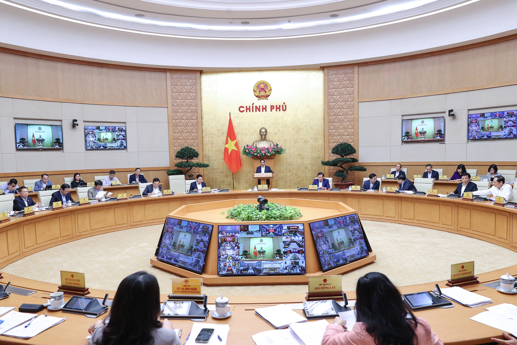Đẩy nhanh tiến độ sắp xếp tổ chức các cơ quan, đơn vị; khẩn trương trình ban hành Nghị định khuyến khích cán bộ dám nghĩ, dám làm - Ảnh 1.