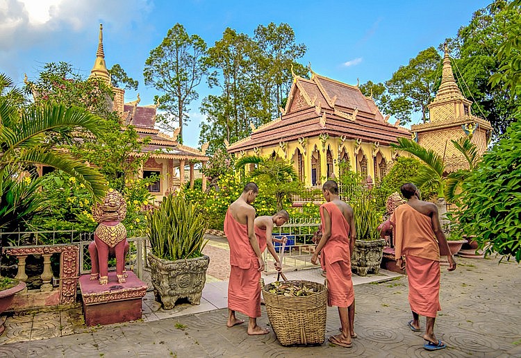 Trước Tết cổ truyền Chol Chnam Thmay hơn 1 tuần lễ, những ngôi chùa đều quan tâm dọn dẹp vệ sinh, tạo cảnh quang sạch sẽ, thông thoáng