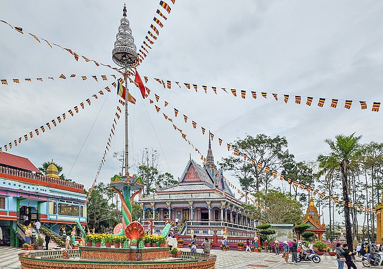 Không gian, tiểu cảnh trong khuôn viên chùa được chăm sóc chu đáo, trang hoàng rực rỡ