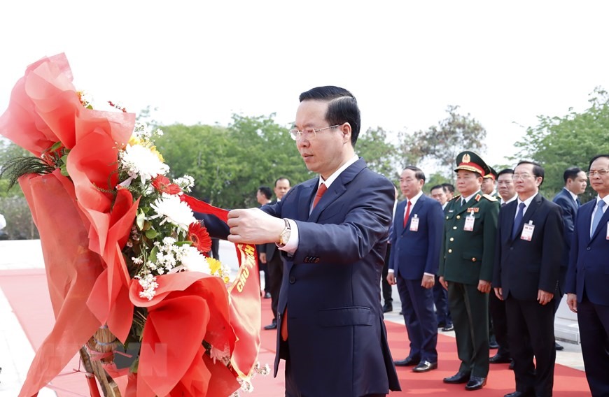 Trước lễ đón chính thức và hội đàm với Tổng Bí thư, Chủ tịch nước Lào Thongloun Sisoulith, Chủ tịch nước Võ Văn Thưởng cùng đoàn đại biểu cấp cao Việt Nam đến đặt vòng hoa tại Đài liệt sỹ vô danh Lào ở thủ đô Vientiane. Ảnh: TTXVN