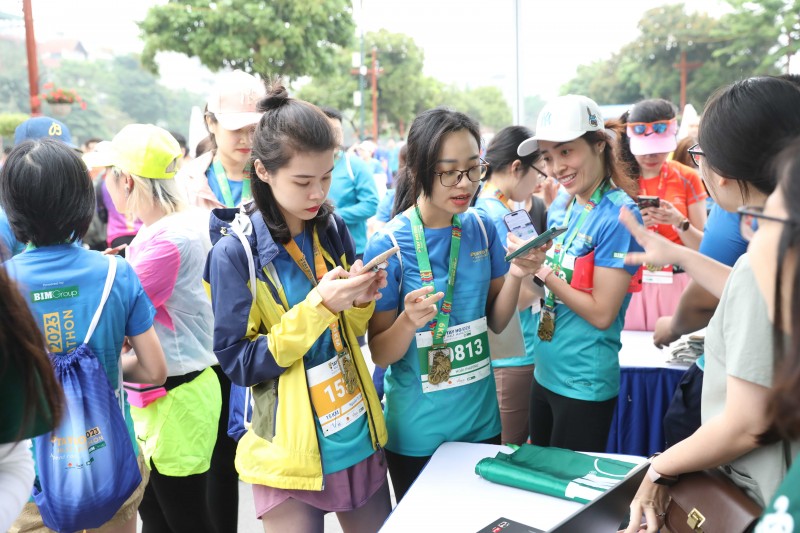 Sau khi hoàn thành đường đua, các vận động viên đã hào hứng chia sẻ thành tích cá nhân để tham gia chương trình trồng cây Sau khi hoàn thành đường đua, các vận động viên đã hào hứng chia sẻ thành tích cá nhân để tham gia chương trình trồng cây