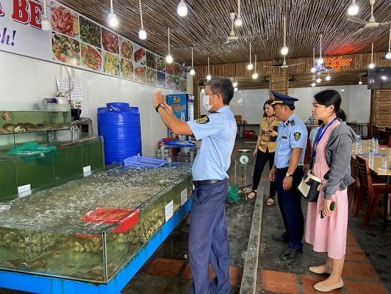 Nha Trang: Nhà hàng hải sản bị tố “chặt chém” bán đúng giá niêm yết