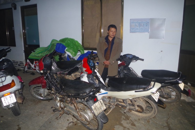 Đối tượng Huỳnh Đắc Tân cùng tang vật. Ảnh: CACC