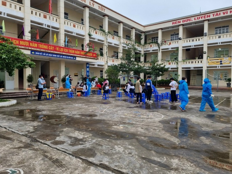 Test Covid-19 tại trường Phổ thông Dân tộc nội trú THCS&THPT Tiên Yên
