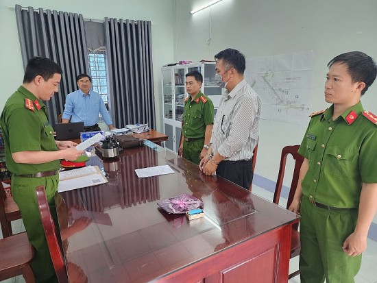 kon tum bat doi tuong bia chuyen dau tu sam ngoc linh lua dao chiem doat 45 ty dong