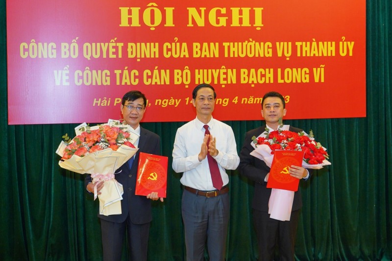 Đồng chí Đỗ Mạnh Hiến, Phó Bí thư Thường trực Thành uỷ trao Quyết định cho đồng chí Trần Quang Tường và đồng chí Bùi Trung Tiến