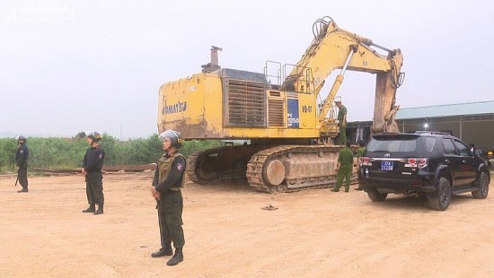 Công an Nghệ An điều tra vụ khai thác trái phép hàng trăm nghìn mét khối đất