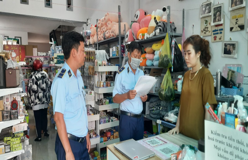 Cần Thơ phát hiện shop kinh doanh hàng tiêu dùng bày bán thuốc lá điện tử nhập lậu