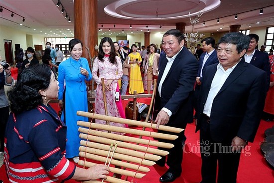 Triển lãm một số hình ảnh, tư liệu hiện vật gắn với tộc người tại Làng Văn hóa