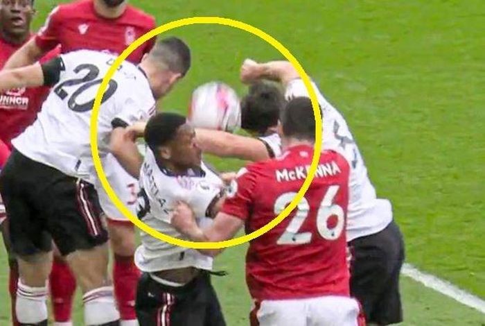 VAR gây tranh cãi trong trận Man United và Nottingham