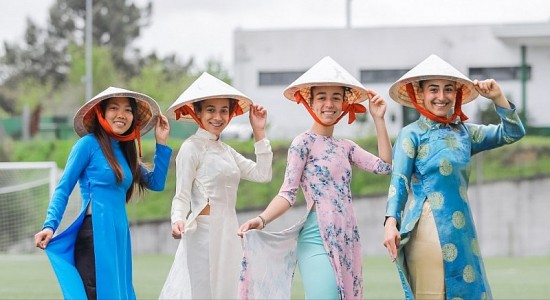 “Đại sứ” Huỳnh Như tiếp tục ghi điểm cực mạnh với áo dài và nón lá trên đất Bồ Đào Nha