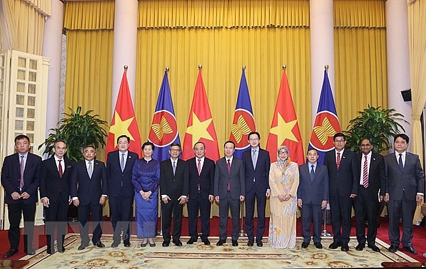 Chủ tịch nước Võ Văn Thưởng, Đại sứ các nước ASEAN và các đại biểu tham dự. (Ảnh: Thống Nhất/TTXVN)