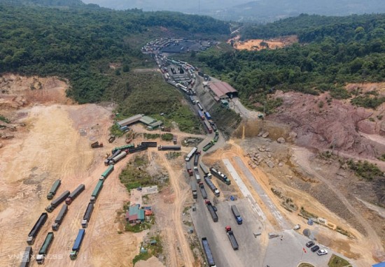 Hạ tầng yếu, hàng trăm phương tiện bị ùn ở cửa khẩu quốc tế La Lay