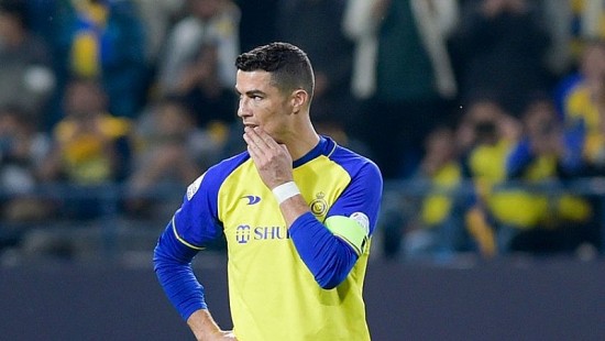 VIDEO: Cristiano Ronaldo kẹp cổ quật ngã đối phương và cái kết đắng