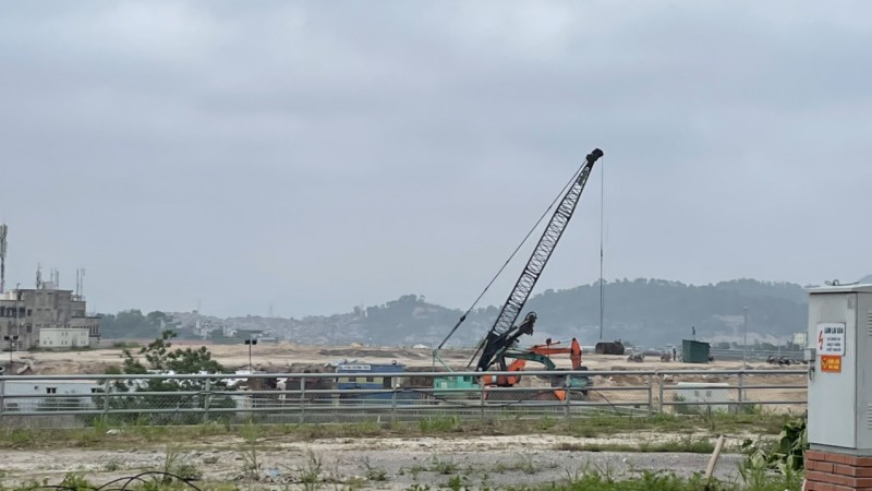 Hiện nhà thầu mới bắt đầu thi công phần móng của Dự án nhà ở xã hội thuộc khu dân cư đồi Ngân hàng (TP Hạ Long)