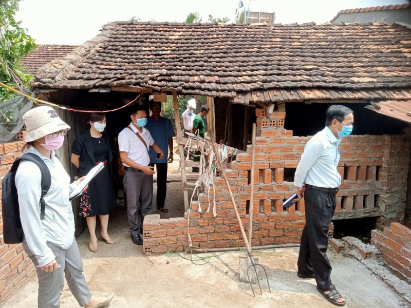 Trung tâm Kiểm soát bệnh tật phối hợp với TTYT huyện Cư Jut giám sát, khử khuẩn tại khu vực nhà bệnh nhân. Ảnh: SYT Đắk Nông