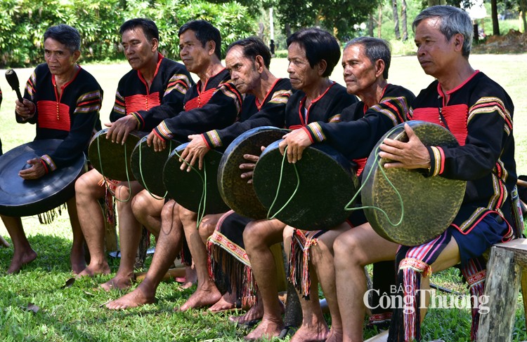 Lễ cúng ché, coi ché như một thành viên trong gia đình