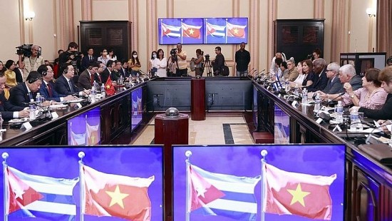 chu tich quoc hoi vuong dinh hue hoi dam voi chu tich quoc hoi chinh quyen nhan dan cuba esteban lazo hernandez