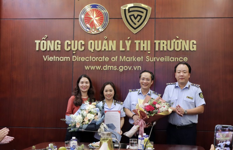 Tổng Cục trưởng Trần Hữu Linh và đồng chí Nguyễn Ngọc Minh Hương trao Quyết định và hoa cho tân Vụ trưởng Vụ Chính sách - Pháp chế và tân Vụ trưởng Vụ Tổng hợp - Kế hoạch - Tài chính