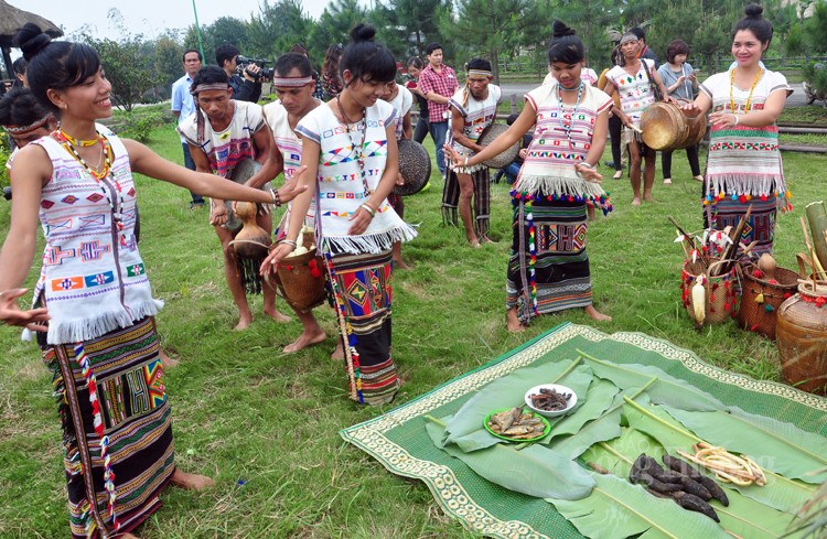 Nét tươi sáng trong trang phục truyền thống dân tộc Mạ