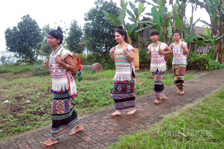 Nét tươi sáng trong trang phục truyền thống dân tộc Mạ