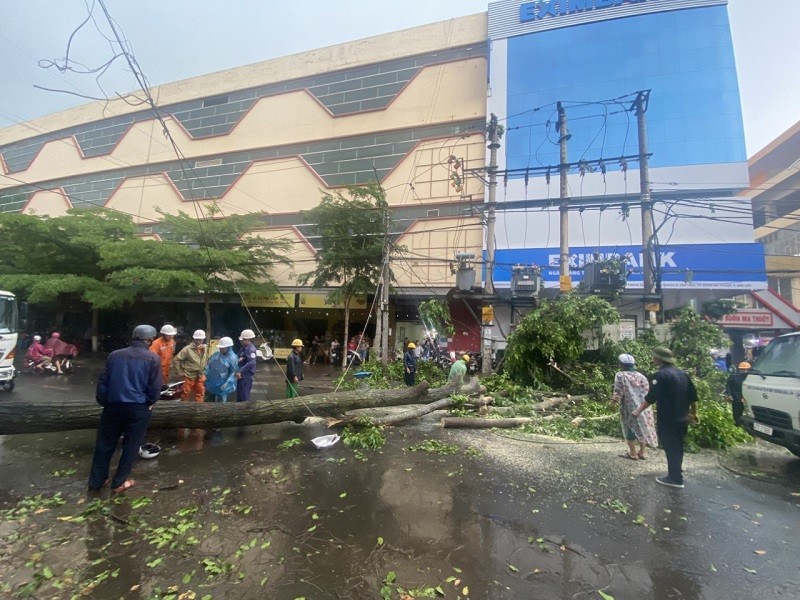 Hương Cẩm Điện lực Nam Buôn Ma Thuột phối hợp với các đơn vị kiểm tra, chuẩn bị các phương án cho việc khắc phục sự cố hư hỏng MBA tại chợ Y Jút