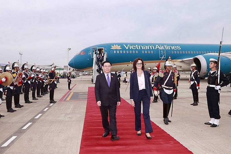 Lễ đón Chủ tịch Quốc hội Vương Đình Huệ tại sân bay quốc tế Ministro Pistarini (Ezeiza Airport) thủ đô Buenos Aires (Argentina).