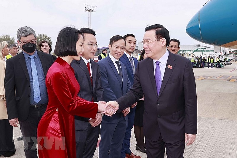Chiều 23/4 (theo giờ địa phương), Chủ tịch Quốc hội Vương Đình Huệ cùng đoàn đại biểu cấp cao Quốc hội Việt Nam đến thủ đô Buenos Aires, bắt đầu thăm chính thức Argentina từ ngày 23/4 đến 26/4/2023.