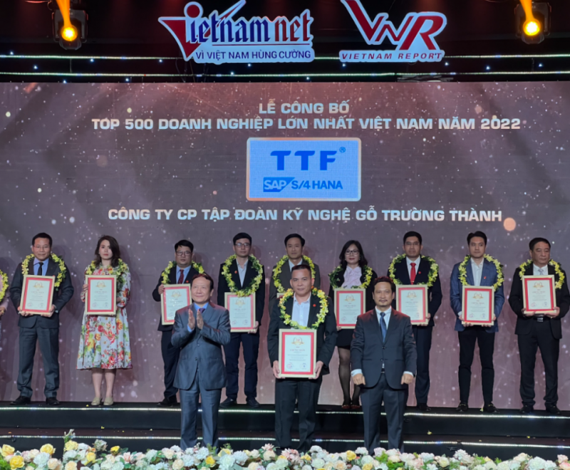 Ông Bùi Thành Đạt - Giám đốc nhà máy TTF Hospitality tại lễ trao giải 500 doanh nghiệp tư nhân lớn nhất Việt Nam ngày 5/1 tại khách sạn Intercontinental Landmark 72, Hà Nội. Ảnh: TTF