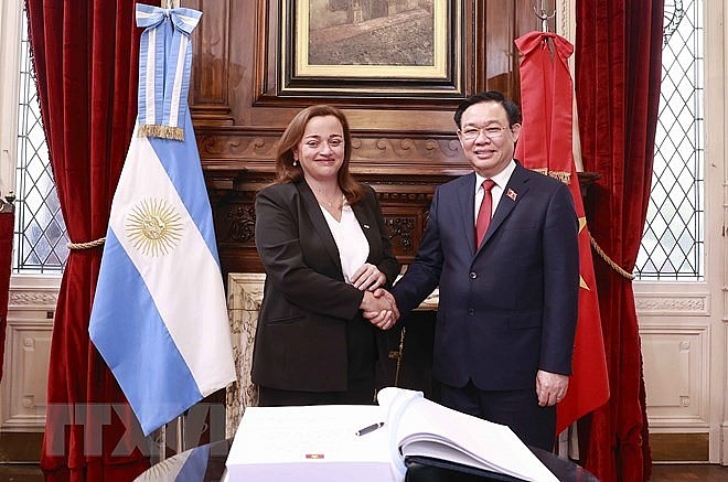 Chủ tịch Quốc hội Vương Đình Huệ và Chủ tịch Hạ viện Cộng hòa Argentina Cecilia Moreau.