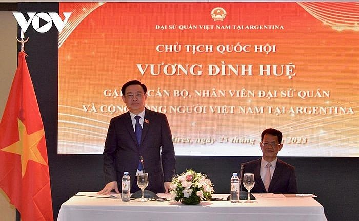 Chủ tịch Quốc hội Vương Đình Huệ đã gặp mặt cán bộ, nhân viên Đại sứ quán và cộng đồng người Việt Nam tại Argentina