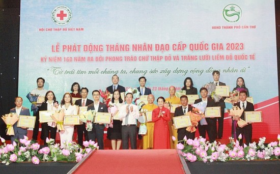 Quỹ CSSK Gia đình Việt Nam đồng hành cùng Tháng Nhân đạo quốc gia năm 2023