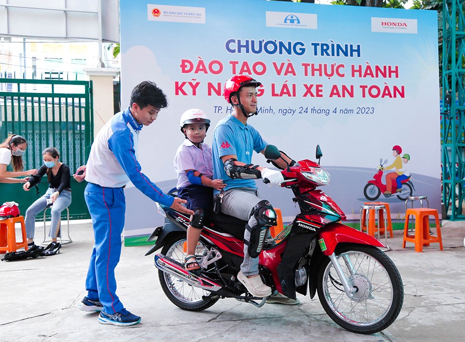 Honda Việt Nam trao tặng mũ bảo hiểm cho học sinh tiểu học tại TP. Hồ Chí Minh