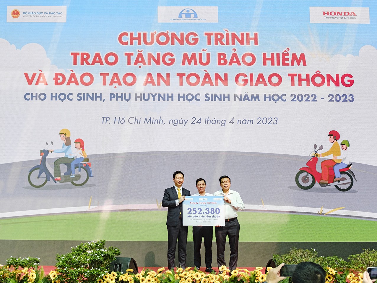 Honda Việt Nam trao tặng mũ bảo hiểm cho học sinh tiểu học tại TP. Hồ Chí Minh