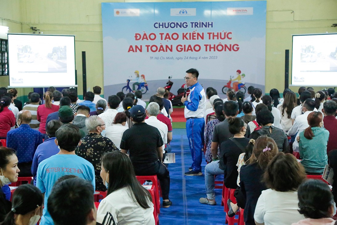 Honda Việt Nam trao tặng mũ bảo hiểm cho học sinh tiểu học tại TP. Hồ Chí Minh