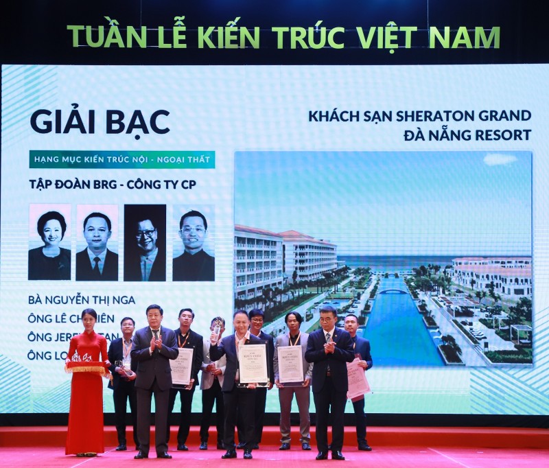 Đại diện Tập đoàn BRG nhận giải thưởng “Kiến trúc nội – ngoại thất”  cho tổ hợp Khách sạn Sheraton Grand Đà Nẵng Resort