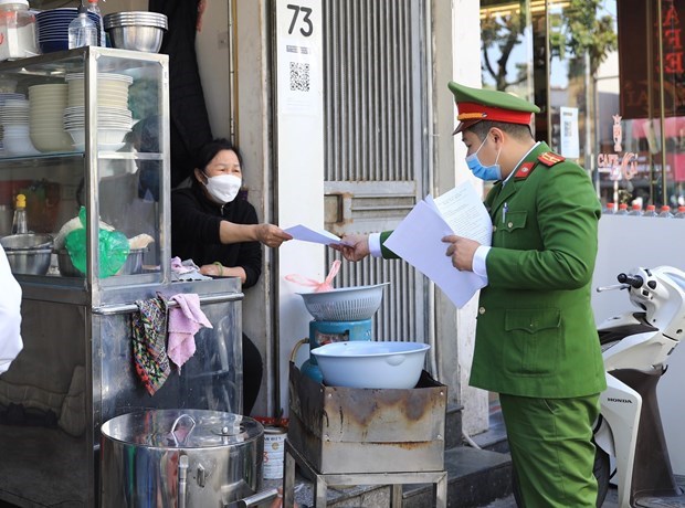 Ha Noi yeu cau tuyen truyen deo khau trang ngua COVID-19 noi cong cong hinh anh 1