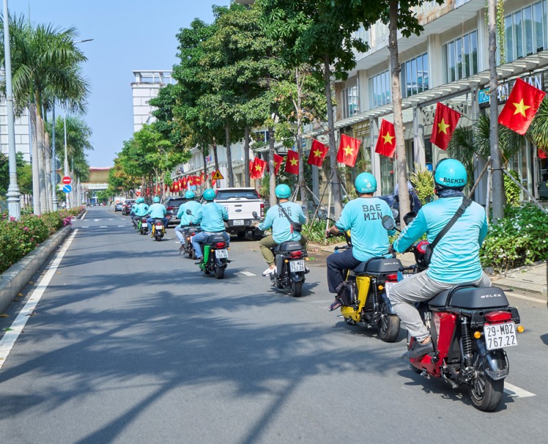 Việc sử dụng xe máy điện giúp tối ưu hóa chi phí vận hành thông qua cơ chế thay pin và đem lại trải nghiệm “không tiếng ồn, không khói xăng” giúp đối tác nâng cao chất lượng dịch vụ