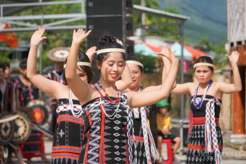 Múa Tung tung Da dá - Nét đẹp văn hóa đặc sắc của dân tộc Cơ tu Múa Tung tung Da dá - Nét đẹp văn hóa đặc sắc của dân tộc Cơ tu