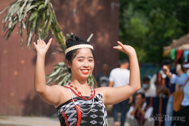 Múa Tung tung Da dá - Nét đẹp văn hóa đặc sắc của dân tộc Cơ tu Múa Tung tung Da dá - Nét đẹp văn hóa đặc sắc của dân tộc Cơ tu