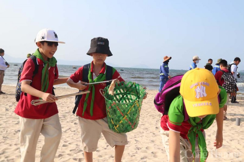 Diễn viên Lý Hùng chung tay làm sạch môi trường để “Biển Đà Nẵng mãi trong xanh”