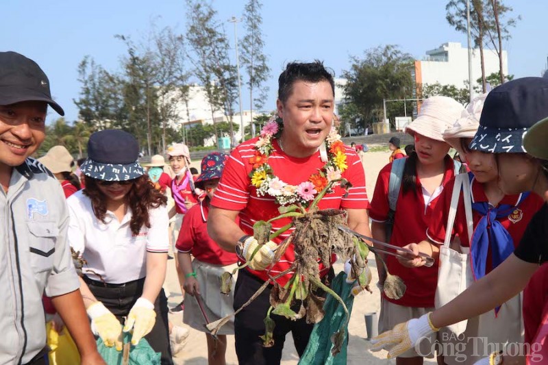 Diễn viên Lý Hùng chung tay làm sạch môi trường để “Biển Đà Nẵng mãi trong xanh”