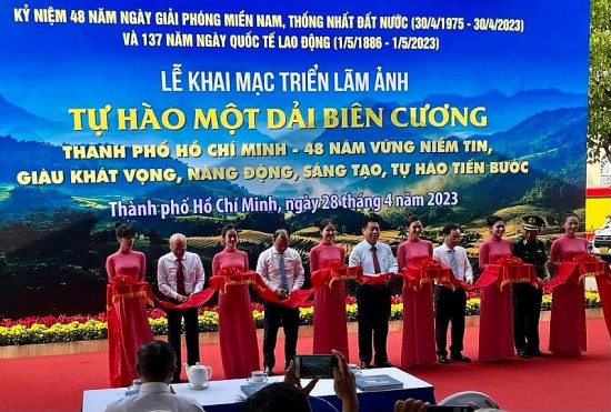 Triển lãm ảnh tự hào một dải biên cương