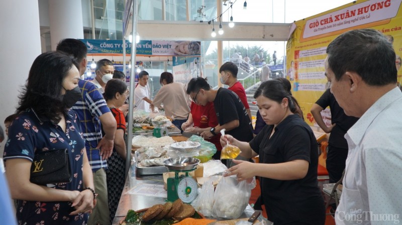 Hội chợ là điểm đến tham quan, mua sắm hấp dẫn người dân và du khách dịp nghỉ lễ 30/4, 1/5