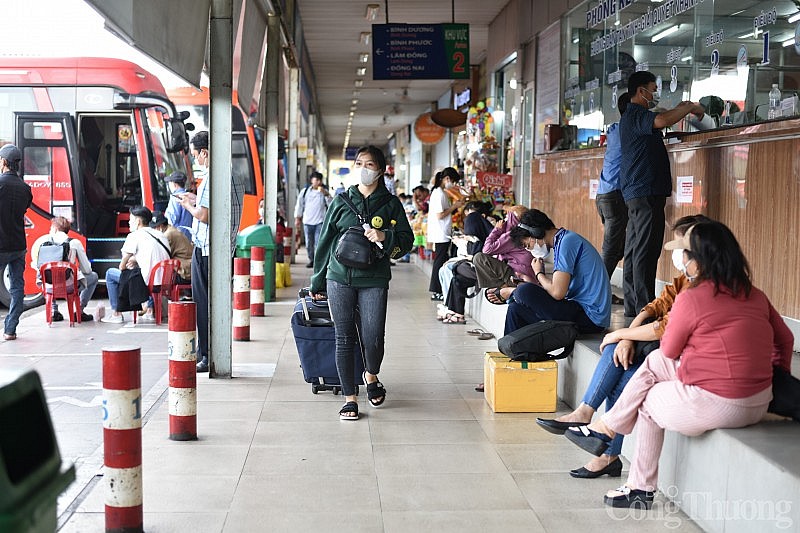 TP. Hồ Chí Minh: Bến xe, sân bay ùn ứ khi người dân đổ về quê nghỉ lễ