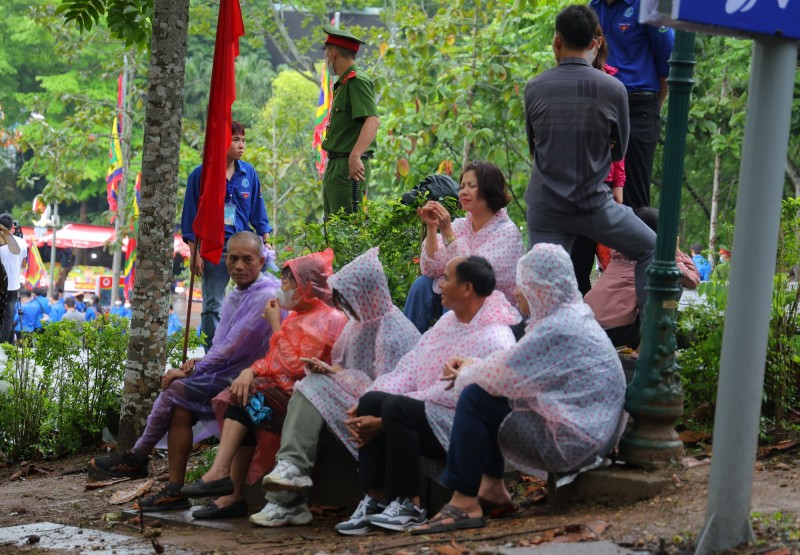 Đông đảo du khách thập phương về dâng hương tưởng niệm các vua Hùng ngày chính hội Đông đảo du khách thập phương về dâng hương tưởng niệm các vua Hùng ngày chính hội