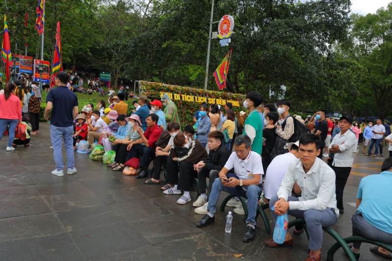 Đông đảo du khách thập phương về dâng hương tưởng niệm các vua Hùng ngày chính hội Đông đảo du khách thập phương về dâng hương tưởng niệm các vua Hùng ngày chính hội