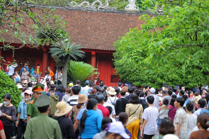 Đông đảo du khách thập phương về dâng hương tưởng niệm các vua Hùng ngày chính hội Đông đảo du khách thập phương về dâng hương tưởng niệm các vua Hùng ngày chính hội