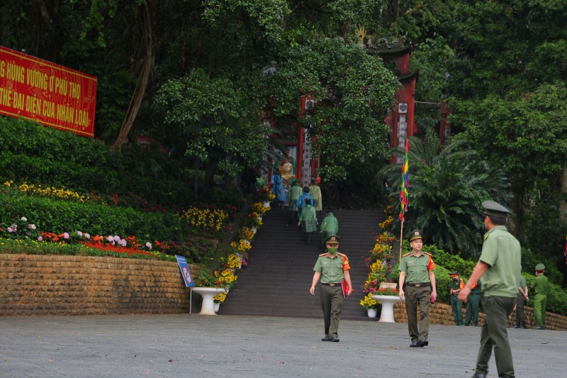 Đông đảo du khách thập phương về dâng hương tưởng niệm các vua Hùng ngày chính hội Đông đảo du khách thập phương về dâng hương tưởng niệm các vua Hùng ngày chính hội