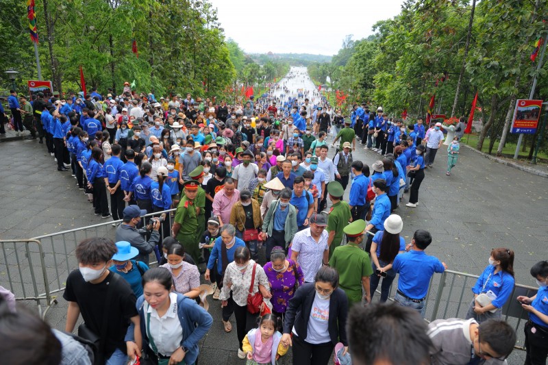 Đông đảo du khách thập phương về dâng hương tưởng niệm các vua Hùng ngày chính hội Đông đảo du khách thập phương về dâng hương tưởng niệm các vua Hùng ngày chính hội